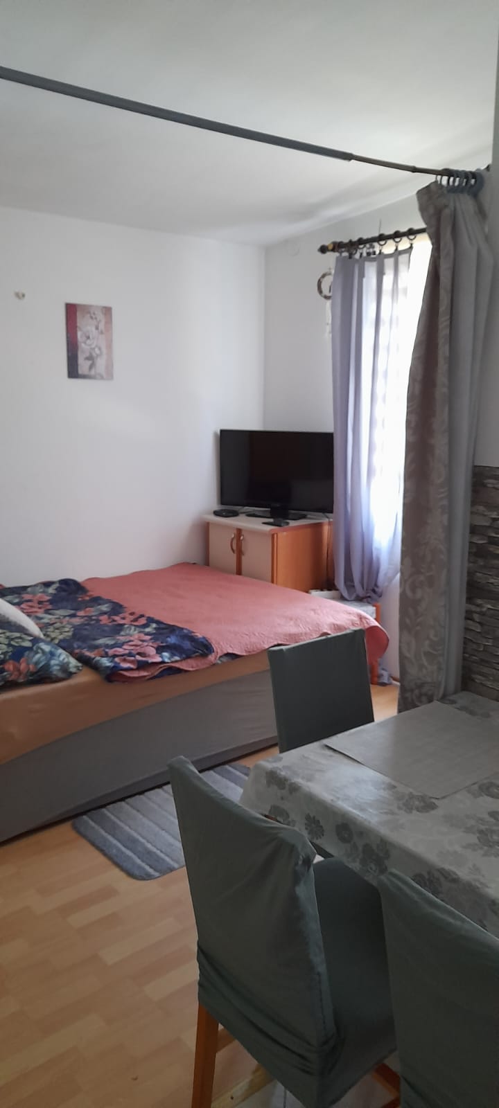 Zeleni apartman - soba i stol